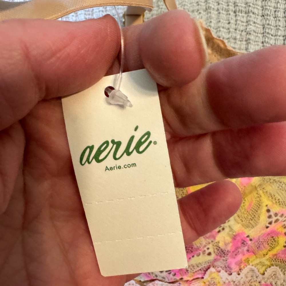 NWT, Aerie bralette, beautiful watercolor looking lace , size large. - Picture 5 of 7